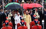 King Mohammed VI of Morocco (R) welcomes Pope Francis (L) in Rabat upon the pontiff's arrival in the North African country on March 30, 2019 (Alberto PIZZOLI / AFP)