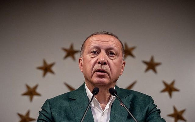 Turkish President Tayyip Erdogan delivers a speech on the stage of the conference room at Huber Mansion in Istanbul, on March 31, 2019. (BULENT KILIC / AFP) Turkish President Tayyip Erdogan delivers a speech on the stage of the conference room at Huber Mansion in Istanbul, on March 31, 2019. (BULENT KILIC / AFP)