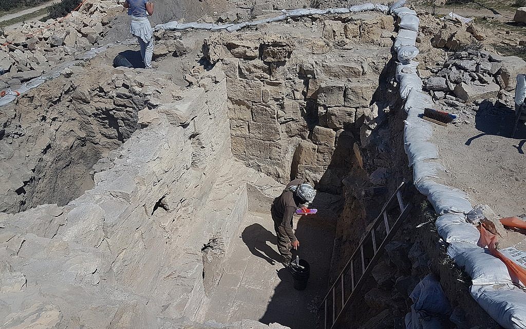 Students from the University of Cologne work in the furnace room of the bathhouse that was uncovered last month at the ancient Negev city of Halutza. (Tali Gini, Israel Antiquities Authority)