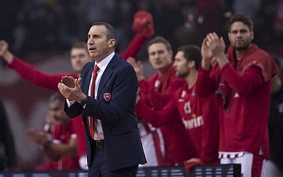 Olympiakos coach David Blatt celebrates a point during a Euroleague basketball match between Panathinaikos and Olympiakos in Piraeus near Athens, on January 4, 2019. (AP Photo/Petros Giannakouris)