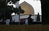 A police officer stands guard in front of the Masjid Al Noor mosque in Christchurch, New Zealand, Sunday, March 17, 2019. (AP/Vincent Yu)