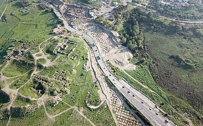 Aerial view of Route 38 as it bisects Tel Beit Shemesh. (Courtesy of the Israel Antiquities Authority, photograph: Tal Rogovsky)