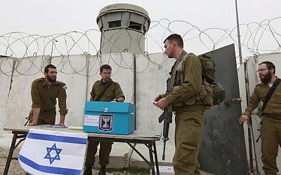 Illustrative: IDF soldiers vote in elections for Israel's 18th Knesset at a West Bank checkpoint near Bethlehem, February 9, 2009. (Nati Shohat/Flash 90)