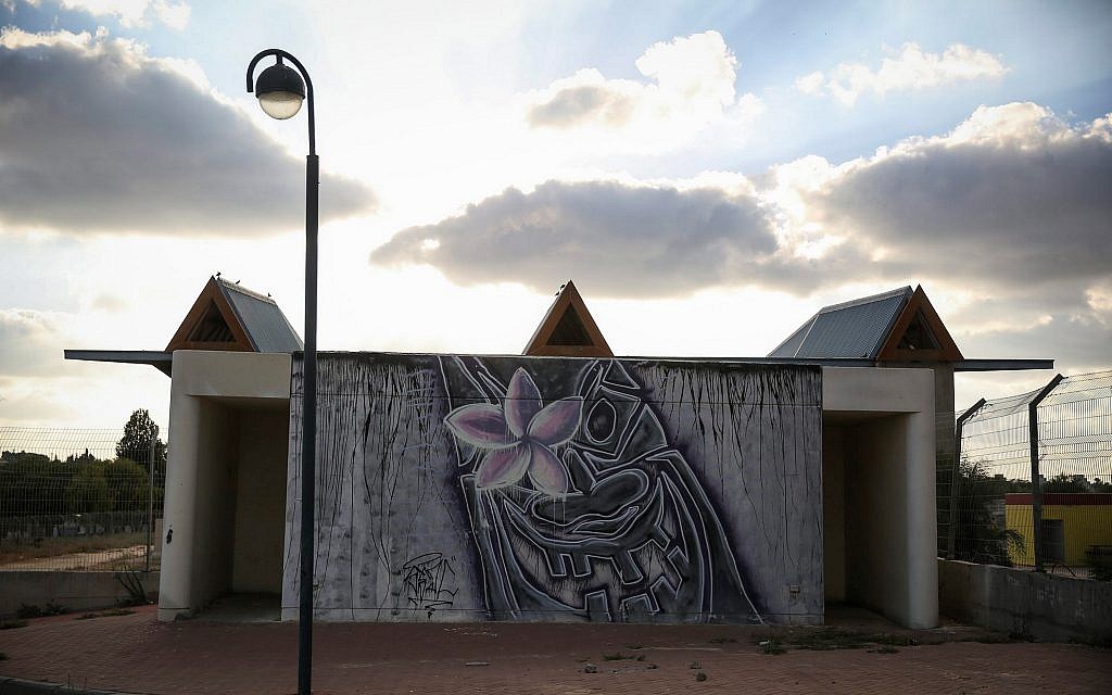 A street bomb shelter for people to take cover during sirens warning of incoming rockets from Gaza, seen in the Southern Israeli city of Sderot, on July 18, 2014. (Hadas Parush/Flash90)