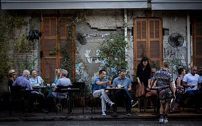 Diners sit at Rothschild 12 restaurant on Rothschild Boulevard in Tel Aviv, on June 22, 2017 (Miriam Alster/FLASH90)