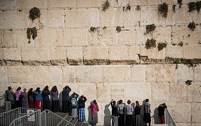 Jewish girls at the pluralistic prayer section at the Western Wall in Jerusalem Old City, January 3, 2018. (Yonatan Sindel/Flash90)
