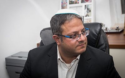 Attorney Itamar Ben Gvir holds a press conference with family members of Yehuda and Tamar Kaduri, who was found dead in their home in the Armon Hanatziv neighborhood, Jerusalem, January 30, 2019. (Yonatan Sindel/Flash90)