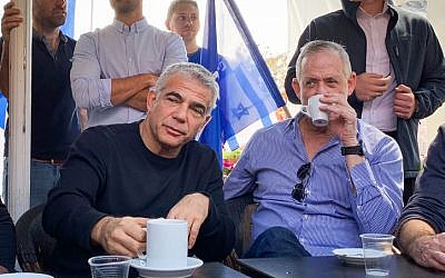 Benny Gantz (right) and Yair Lapid of the Blue and White joint slate, March 8, 2019. (Flash90)