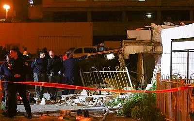 Police at the scene of a gas balloon explosion at a building in Ashdod, southern Israel, March 14, 2019. (Flash90)