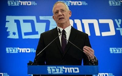 Blue and White party leader Benny Gantz gives a campaign speech in Tel Aviv on March 27, 2019. (Tomer Neuberg/Flash90)