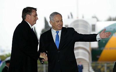 Prime Minister Benjamin Netanyahu greets visiting Brazilian President Jair Bolsonaro after his arrival in Israel, March 31, 2019. (Haim Tzach/GPO)