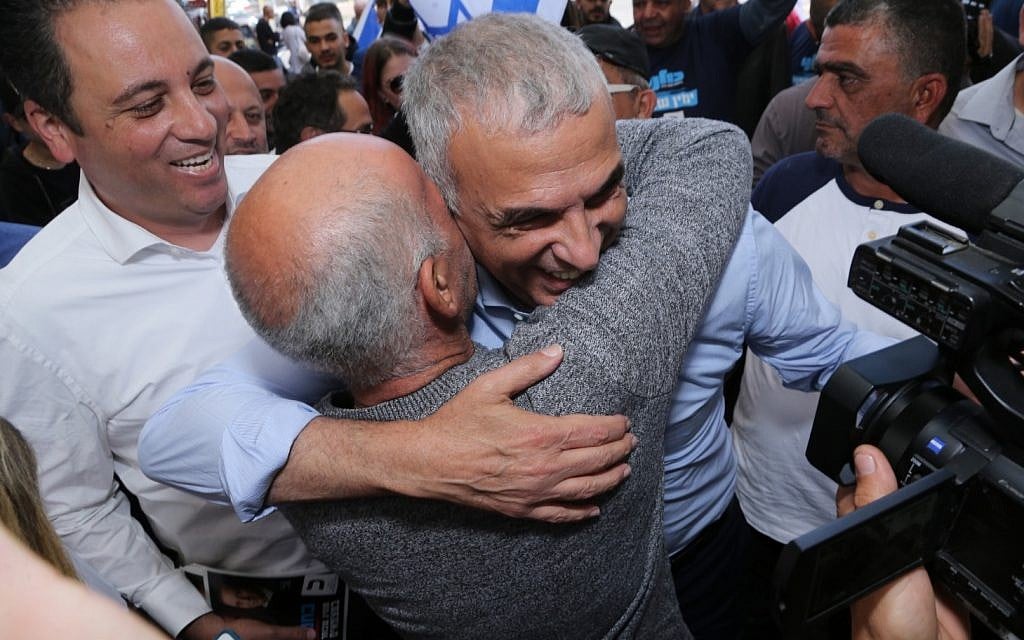 Kulanu leader Moshe Kahlon (R) embracing a supporter during a visit to Tel Aviv's Hatikva Market, March 28, 2019. (Kulanu) Kulanu leader Moshe Kahlon (R) embracing a supporter during a visit to Tel Aviv's Hatikva Market, March 28, 2019. (Kulanu)