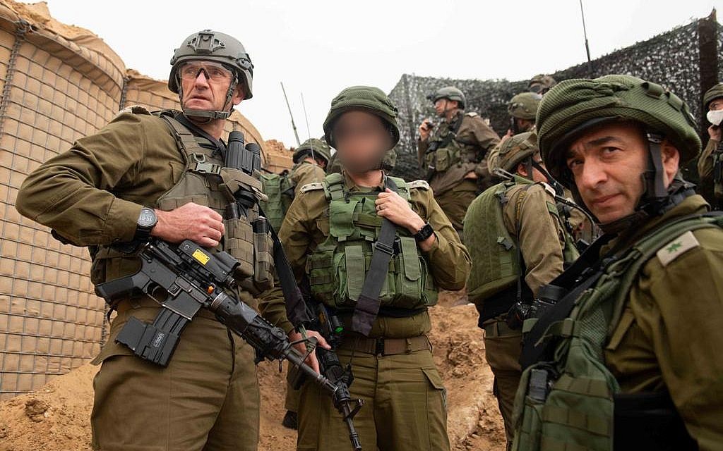 Commanding Officer of the Southern Command, Maj. Gen. Herzi Halevi (L), the Commanding Officer of the Gaza Division, Brig. Gen. Eliezer Toledano (R) and additional commanders touring the Gaza border on March 30, 2019. (IDF)