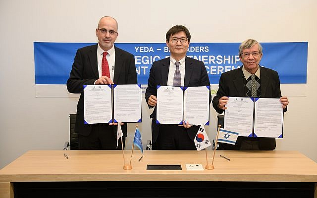Yeda CEO Gil Granot-Mayer (left to right) BioLeaders CEO, Dr. Young-Chul Park and Weizmann Institute Vice President for Technology Transfer Prof. Mordechai Sheves (Weizmann Institute of Technology) Yeda CEO Gil Granot-Mayer (left to right) BioLeaders CEO, Dr. Young-Chul Park and Weizmann Institute Vice President for Technology Transfer Prof. Mordechai Sheves (Weizmann Institute of Technology)