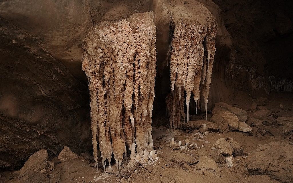 A massive stalactite formation in the Malcham Cave near the Dead Sea on March 22, 2019. (courtesy Ruslan Paul/Hebrew Unviersity)