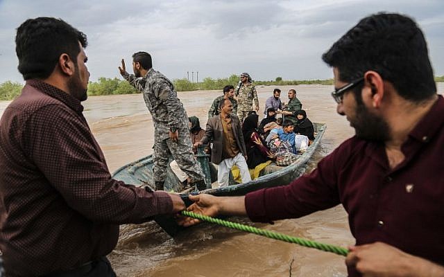 Iranian soldiers help civilians in a flooded area in a village around the city of Ahvaz, in Iran's Khuzestan province, on March 31, 2019 (Mehdi Pedramkhoo / TASNIM NEWS / AFP) Iranian soldiers help civilians in a flooded area in a village around the city of Ahvaz, in Iran's Khuzestan province, on March 31, 2019 (Mehdi Pedramkhoo / TASNIM NEWS / AFP)