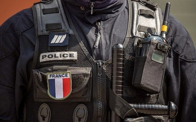 Illustrative. A French policeman standing with his equipment, April 12, 2019. (Christophe SIMON / AFP) Illustrative. A French policeman standing with his equipment, April 12, 2019. (Christophe SIMON / AFP)