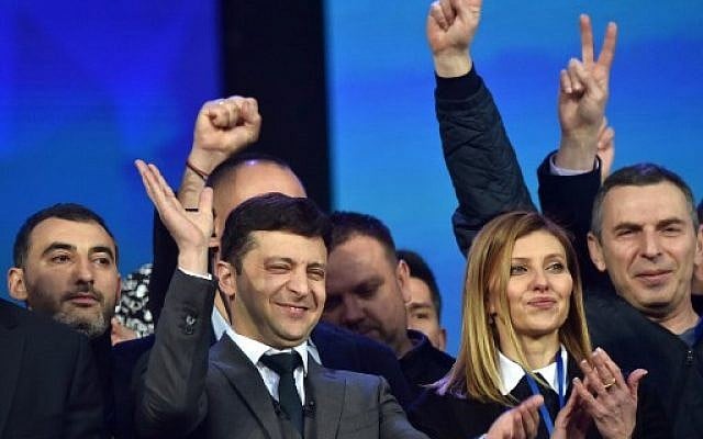 Ukrainian comedian and presidential candidate Volodymyr Zelensky (C) and his wife Olena together with members of his crew react during a presidential election debate with Ukraine's current President at The Olympic Stadium in Kiev on April 19, 2019. (Sergei SUPINSKY / AFP) Ukrainian comedian and presidential candidate Volodymyr Zelensky (C) and his wife Olena together with members of his crew react during a presidential election debate with Ukraine's current President at The Olympic Stadium in Kiev on April 19, 2019. (Sergei SUPINSKY / AFP)