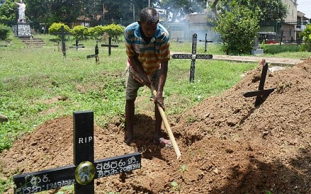 Cemetery worker Piyasri Gunasena digs a grave at Madampitiya cemetery in Colombo on April 23, 2019. ( LAKRUWAN WANNIARACHCHI / AFP) Cemetery worker Piyasri Gunasena digs a grave at Madampitiya cemetery in Colombo on April 23, 2019. ( LAKRUWAN WANNIARACHCHI / AFP)