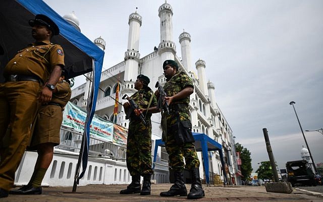 Soldiers stand guard outside a mosque ahead of the Friday noon prayers in Colombo, Sri Lanka, on April 26, 2019. (AFP/Jewel Samad) Soldiers stand guard outside a mosque ahead of the Friday noon prayers in Colombo, Sri Lanka, on April 26, 2019. (AFP/Jewel Samad)