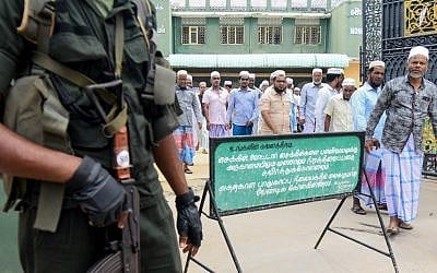 Sri Lankan security personnel stand guard outside Mohideen Meththai Grand Jumma Mosque during the Friday noon prayer in Kattankudy on April 26, 2019, following a series of bomb blasts targeting churches and luxury hotels on Easter Sunday in Sri Lanka (Lakruwan Wanniarachchi/AFP) Sri Lankan security personnel stand guard outside Mohideen Meththai Grand Jumma Mosque during the Friday noon prayer in Kattankudy on April 26, 2019, following a series of bomb blasts targeting churches and luxury hotels on Easter Sunday in Sri Lanka (Lakruwan Wanniarachchi/AFP)