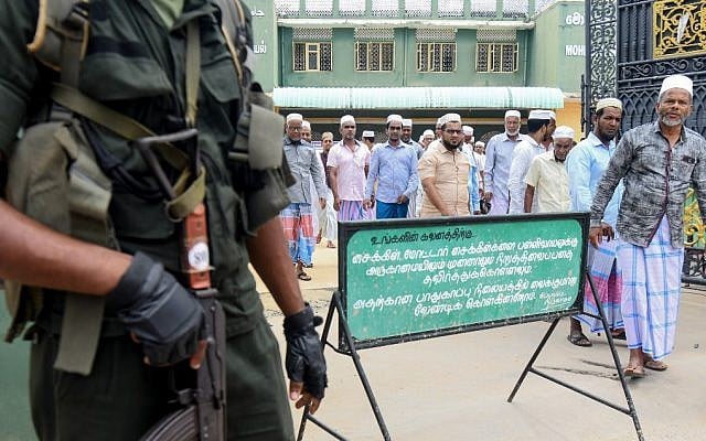 Sri Lankan security personnel stand guard outside Mohideen Meththai Grand Jumma Mosque during the Friday noon prayer in Kattankudy on April 26, 2019, following a series of bomb blasts targeting churches and luxury hotels on Easter Sunday in Sri Lanka (Lakruwan Wanniarachchi/AFP) Sri Lankan security personnel stand guard outside Mohideen Meththai Grand Jumma Mosque during the Friday noon prayer in Kattankudy on April 26, 2019, following a series of bomb blasts targeting churches and luxury hotels on Easter Sunday in Sri Lanka (Lakruwan Wanniarachchi/AFP)