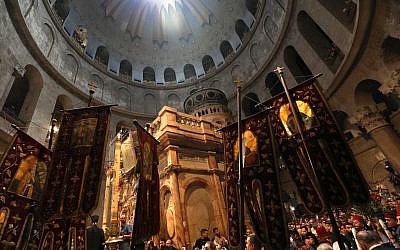 Christian Orthodox worshippers gather in the Church of the Holy Sepulchre in Jerusalems Old City as they await the Holy Fire on April 27, 2019 during the Orthodox Easter. (GALI TIBBON / AFP)