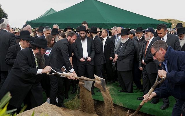 Members of the Jewish community and other mourners shovel dirt over the coffin during the burial service for Lori Gilbert Kaye, who was killed in the Chabad of Poway Synagogue shooting, at El Camino cemetery in San Diego, California, on April 29, 2019. - A rabbi who carried on preaching despite being wounded in the latest deadly shooting at a US synagogue said on April 28 that Jews would not be intimidated by the "senseless hate" of anti-semitism. (Photo by Sandy HUffaker / AFP) Members of the Jewish community and other mourners shovel dirt over the coffin during the burial service for Lori Gilbert Kaye, who was killed in the Chabad of Poway Synagogue shooting, at El Camino cemetery in San Diego, California, on April 29, 2019. - A rabbi who carried on preaching despite being wounded in the latest deadly shooting at a US synagogue said on April 28 that Jews would not be intimidated by the "senseless hate" of anti-semitism. (Photo by Sandy HUffaker / AFP)