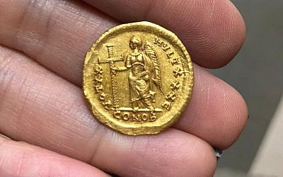 The image of the goddess Victoria holding the Staff of the Cross on the 1600-year-old gold coin discovered by pupils in February 2019. (Nir Distelfeld/IAA)