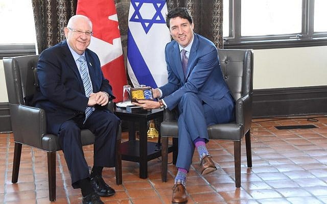 Israel's President Reuven Rivlin (left) presents Canadian Prime Minister Justin Trudeau with a pair of made-in-Israel socks, April 1, 2019. (Mark Neiman,GPO) Israel's President Reuven Rivlin (left) presents Canadian Prime Minister Justin Trudeau with a pair of made-in-Israel socks, April 1, 2019. (Mark Neiman,GPO)