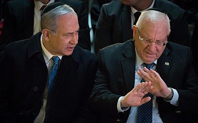 Prime Minister Benjamin Netanyhu (L) and President Reuven Rivlin attend a state ceremony for Israeli soldiers killed in combat and whose burial place is unknown, at Mount Herzl military cemetery in Jerusalem, on March 14, 2019. (Noam Revkin Fenton/Flash90)