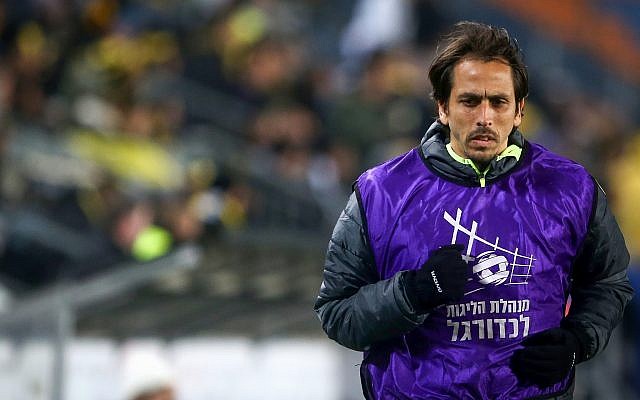 Beitar Jerusalem player Yossi Benayoun seen during the match between Beitar Jerusalem and Bnei Sakhnin F.C. at the Teddy Stadium in Jerusalem on March 31, 2019. (Flash90) Beitar Jerusalem player Yossi Benayoun seen during the match between Beitar Jerusalem and Bnei Sakhnin F.C. at the Teddy Stadium in Jerusalem on March 31, 2019. (Flash90)
