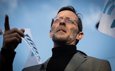 Zehut party leader Moshe Feiglin is seen in Jerusalem's Mahane Yehuda market, during a campaign stop on April 4, 2019. (Yonatan Sindel/Flash90)