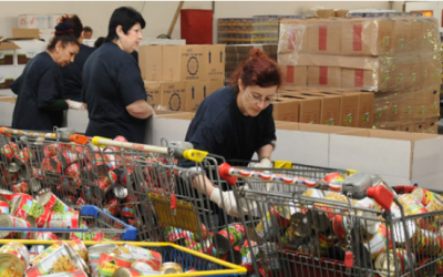 Colel Chabad in action - hands-on Tzedakah (Photo: Courtesy)