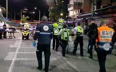 First responders at the scene of a suspected murder in the south Tel Aviv neighborhood of Neve Sha'anan, April 22, 2019. (Courtesty/Magen David Adom)