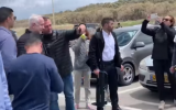 A member of Prime Minister Benjamin Netanyahu's security detail seen holding an apparent drone-jamming gun, April 22, 2019. (YouTube screenshot)