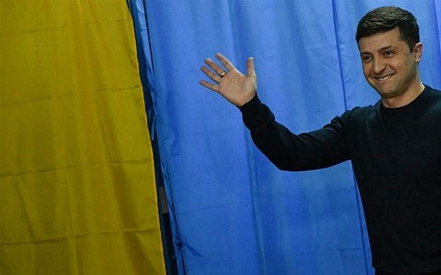 Ukrainian comic actor, showman and presidential candidate Volodymyr Zelensky waves in front of voting booths at a polling station during Ukraine's presidential election in Kiev on March 31, 2019.
(Genya Savilov/AFP) Ukrainian comic actor, showman and presidential candidate Volodymyr Zelensky waves in front of voting booths at a polling station during Ukraine's presidential election in Kiev on March 31, 2019.
(Genya Savilov/AFP)