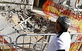 A security barrier is set up around a crater caused by a rocket strike on the southern Israeli city of Ashkelon near the Gaza border, May 5, 2019. (Photo by Jack GUEZ / AFP)