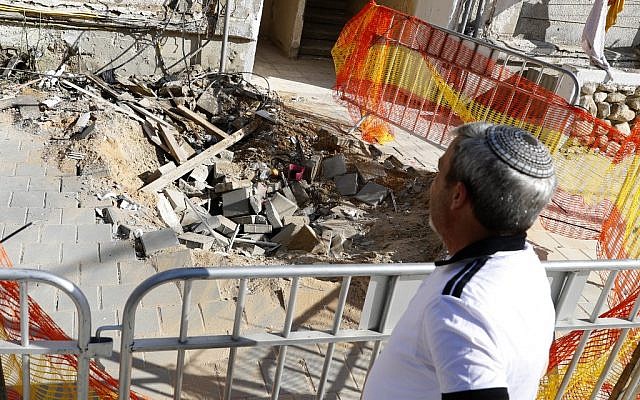 A security barrier is set up around a crater caused by a rocket strike on the southern Israeli city of Ashkelon near the Gaza border, May 5, 2019. (Photo by Jack GUEZ / AFP) A security barrier is set up around a crater caused by a rocket strike on the southern Israeli city of Ashkelon near the Gaza border, May 5, 2019. (Photo by Jack GUEZ / AFP)