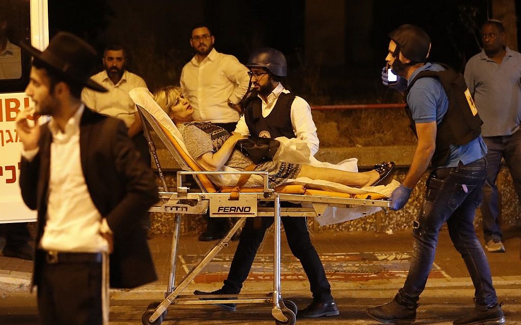 Israeli emergency personnel evacuate a wounded woman from the site of rocket attack in the southern town of Ashdod on May 5, 2019. (Ahmad GHARABLI / AFP)