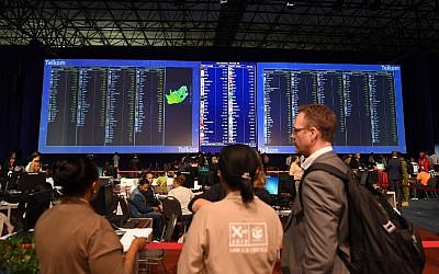 People look at election results boards, at the Independent Electoral Commission (IEC) Results Operations Centre on May 9, 2019 in Pretoria, South Africa (Phill Magakoe / AFP)