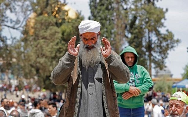 Muslim worshipers pray in the al-Aqsa Mosque compound on Jerusalem's Temple Mount on May 10, 2019 on the first Friday prayers of the holy fasting month of Ramadan. (Ahmad GHARABLI / AFP) Muslim worshipers pray in the al-Aqsa Mosque compound on Jerusalem's Temple Mount on May 10, 2019 on the first Friday prayers of the holy fasting month of Ramadan. (Ahmad GHARABLI / AFP)