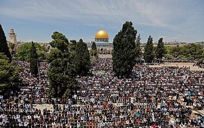 Palestinian Muslim worshipers pray in the Al-Aqsa Mosque compound at Jerusalem's Temple Mount on May 10, 2019 on the first Friday prayers of the holy fasting month of Ramadan. (Ahmad GHARABLI / AFP)