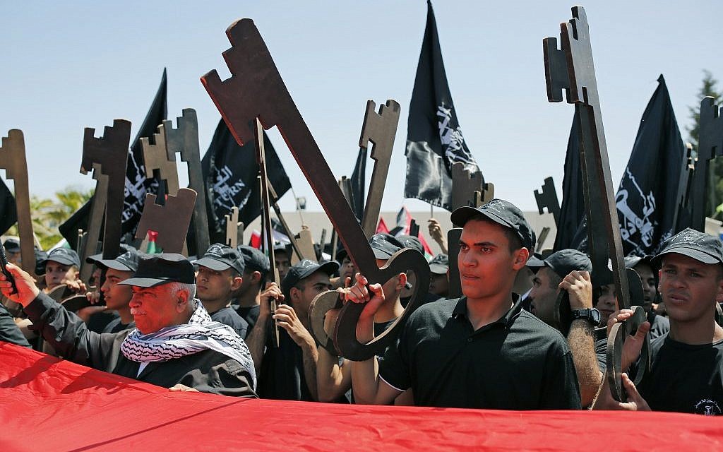 Palestinians hold up paper cutouts of keys as they take part in a rally marking the 71st anniversary of the 'Nakba' on May 15, 2019 in the West Bank city of Ramallah. (ABBAS MOMANI / AFP)