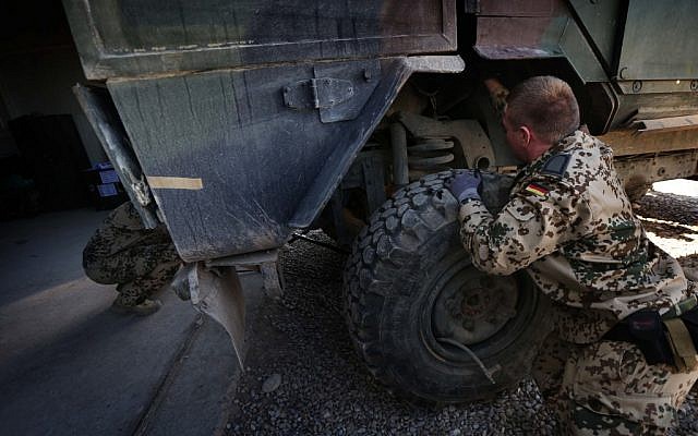 In this photo taken on February 18, 2016, German military experts work on an army vehicle at a workshop for Peshmerga forces, in Erbil, the capital of the autonomous Kurdish region of northern Iraq. (SAFIN HAMED / AFP) In this photo taken on February 18, 2016, German military experts work on an army vehicle at a workshop for Peshmerga forces, in Erbil, the capital of the autonomous Kurdish region of northern Iraq. (SAFIN HAMED / AFP)