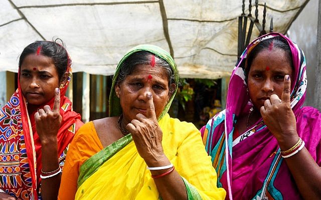 Indian voters show their ink-marked fingers after casting their vote in the Ghoramara island around 110 km south of Kolkata on May 19, 2019, during the 7th and final phase of India's general election. (DIBYANGSHU SARKAR / AFP)
