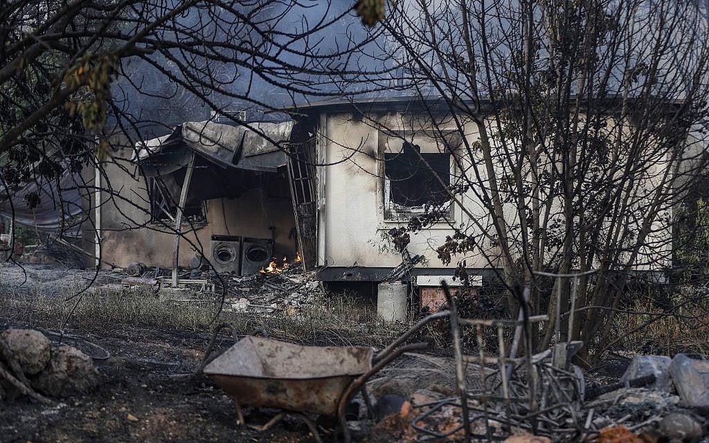 A picture taken on May 23, 2019 shows the ruins of a house that was destroyed by fire amid extreme heat wave in Kibbutz Harel in central Israel on May 23, 2019. (Ahmad GHARABLI / AFP)