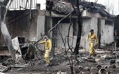 Israeli firefighters check a house that was badly damaged by a fire amid an extreme heat wave in the village of Mevo Modi'im, in central Israel on May 24, 2019. (JACK GUEZ / AFP)