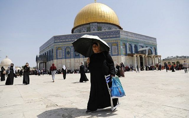 Palestinian Mulism worshipers gather at the Al-Aqsa Mosque on the Temple Mount in Jerusalem's Old City on May 31, 2019 on the last Friday of the Muslim holy month of Ramadan. (Ahmad Gharabli/AFP) Palestinian Mulism worshipers gather at the Al-Aqsa Mosque on the Temple Mount in Jerusalem's Old City on May 31, 2019 on the last Friday of the Muslim holy month of Ramadan. (Ahmad Gharabli/AFP)