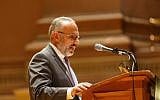 Jewish Federation of Greater Pittsburgh President and CEO Jeff Finkelstein speaks at the Tree of Life vigil, October 28, 2018. (courtesy)